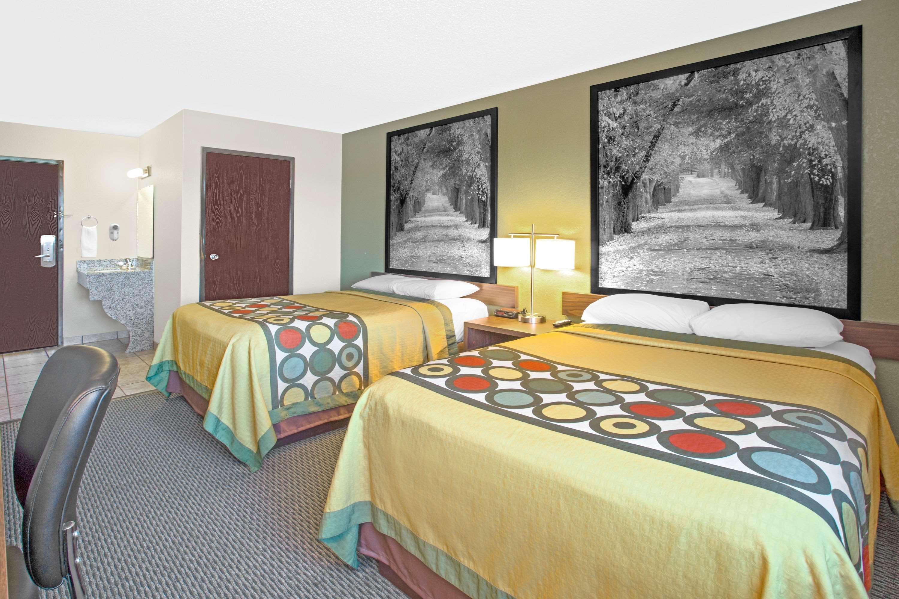 Hotel Super 8 By Wyndham Windsor/Madison North Zewnętrze zdjęcie