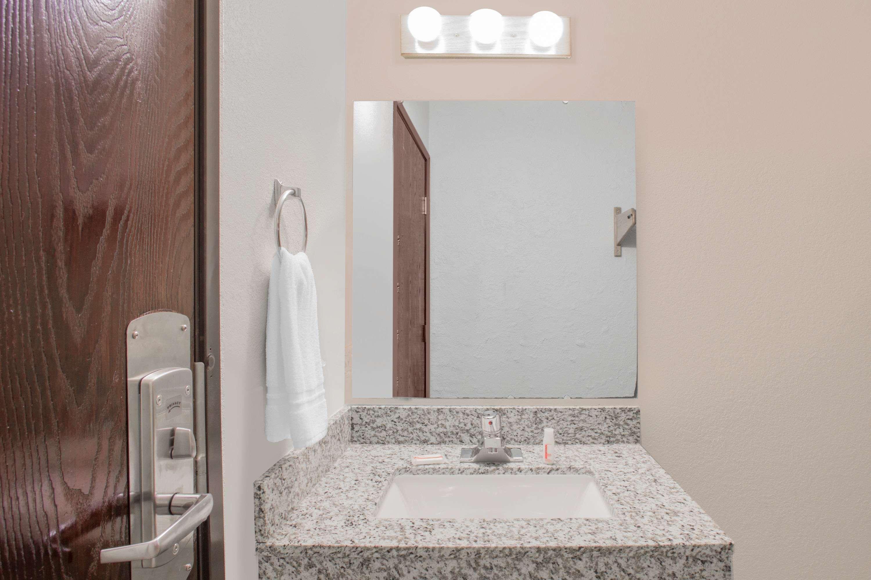 Hotel Super 8 By Wyndham Windsor/Madison North Zewnętrze zdjęcie