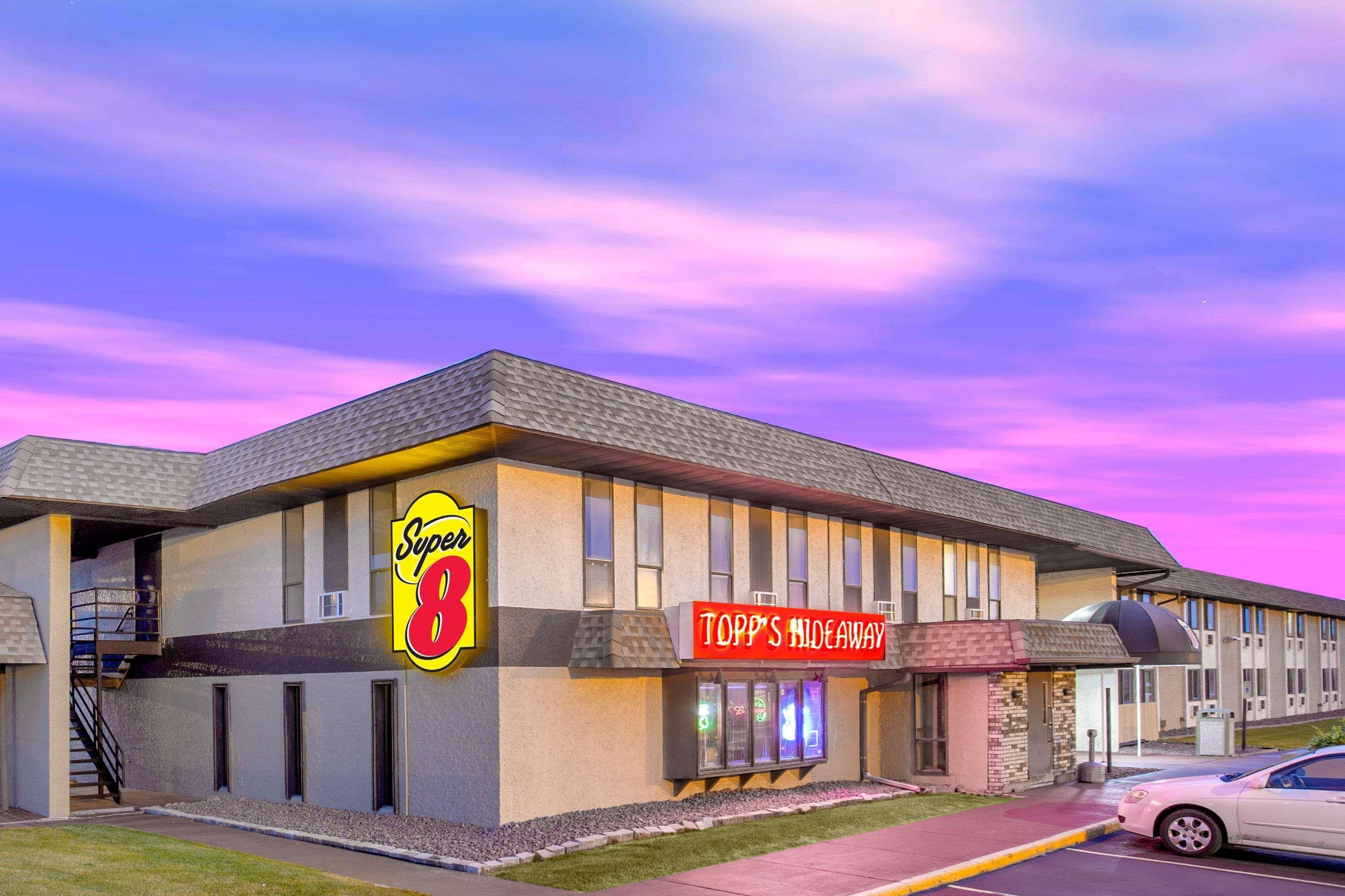 Hotel Super 8 By Wyndham Windsor/Madison North Zewnętrze zdjęcie