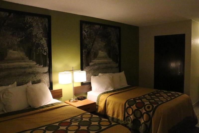 Hotel Super 8 By Wyndham Windsor/Madison North Zewnętrze zdjęcie